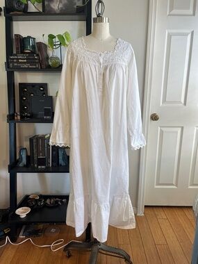 White Cotton Nightgown, Stunning Lace, Worn by KiNG MALA size small